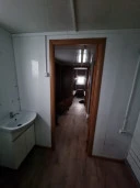 Мобильное здание на прицепе тракторном Мод.89963-08, 2022, Идентификационный номер: 06515, принадлежащий Продавцу на праве собственности, что подтверждается Договором купли-продажи № ОВ/Ф-30605-21-01-С-01 от 19.09.2022 г.